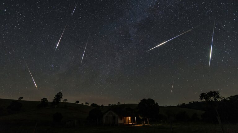O cometa Halley deixa dois rastros de meteoros na Terra todos os anos mesmo estando agora a bilhões de quilômetros do Sol