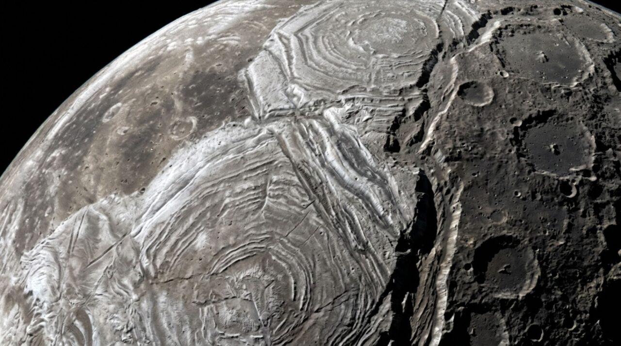 Coronae, cânions e terrenos craterados revelam uma história geológica complexa na pequena lua de Urano