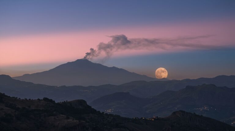 Lua da Colheita surge sobre o Etna enquanto o Cinturão de Vênus colore o céu da Sicília durante o crepúsculo