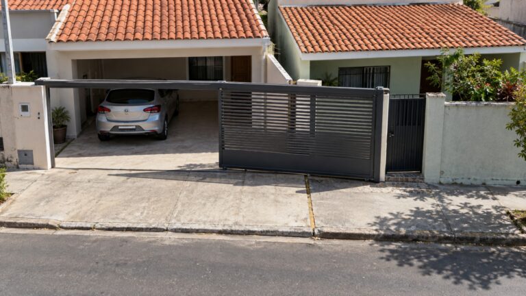 Morador substitui o portão de abrir por um modelo de correr e vizinha descobre que, quando a garagem fica aberta, a folha metálica cobre parte da entrada de sua casa