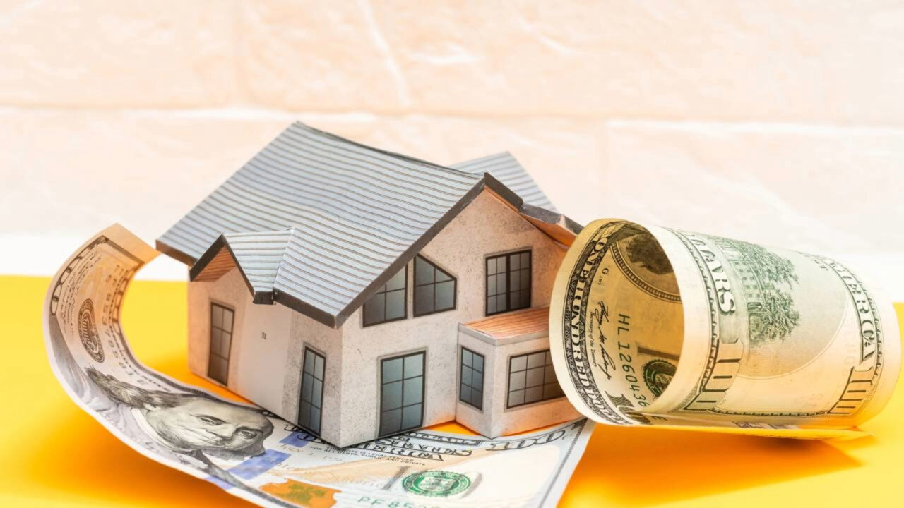 Moradores de um prédio na Flórida recebem cobrança de até US$ 320 mil cada para obras de segurança depois do desabamento de Surfside, e no Brasil a assembleia também pode aprovar rateio extra para obra estrutural, e quem não paga pode perder até o único imóvel