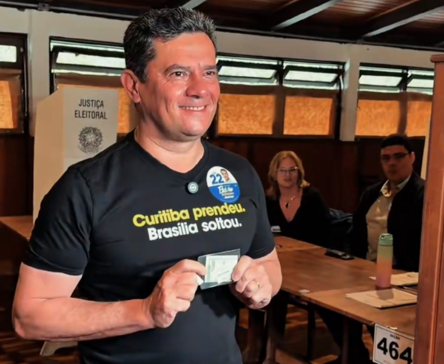 Moro vota com camiseta em defesa da Lava Jato