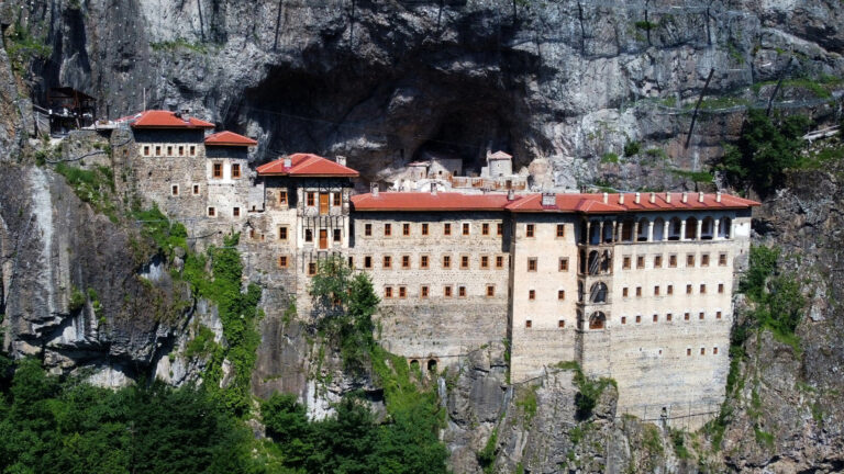 Mosteiro suspenso de quase 1.700 ano em encosta de penhasco já foi lar de uma relíquia sagrada e pode ser considerado Patrimônio Mundial da Unesco