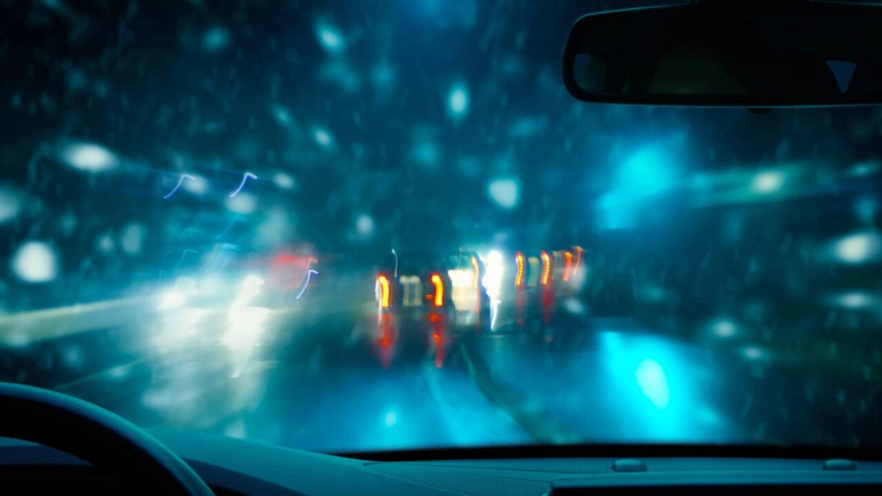 Motorista liga o pisca-alerta com o carro em movimento durante chuva forte para ser visto e é multado o CTB só permite o uso em situações específicas