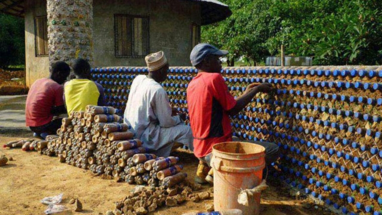 Na Nigéria, as casas são construídas com garrafas de PET cheias de terra como conseguem construir paredes resistentes
