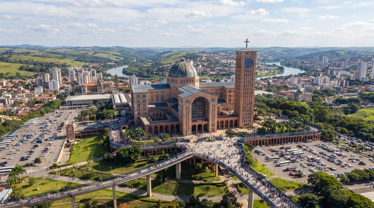 A cidade paulista que sedia o maior santuário católico do Brasil e o segundo maior templo religioso do mundo
