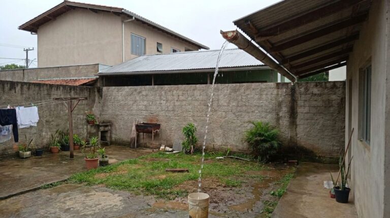 Família descobre que a cobertura metálica do vizinho ultrapassa o muro e ocupa o espaço sobre seu quintal, exige recuo e recebe proposta de instalar uma calha como solução