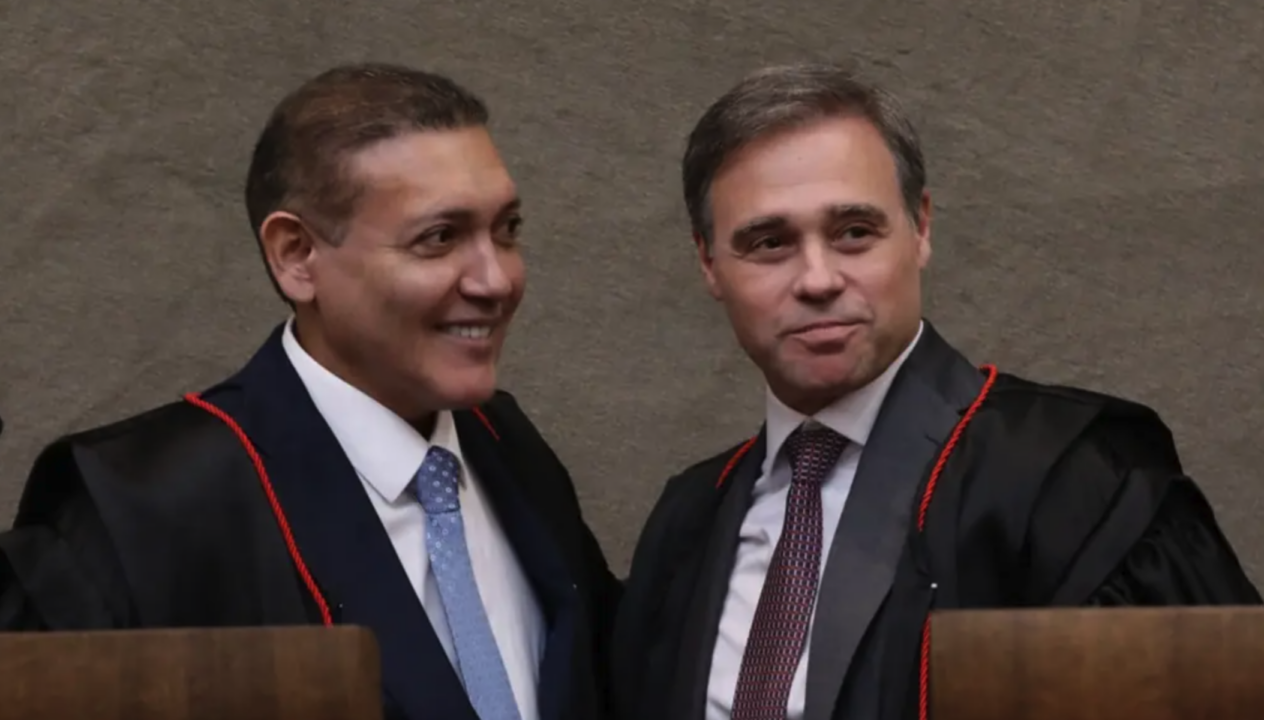 Nunes Marques acompanha apuração ao lado de André Mendonça