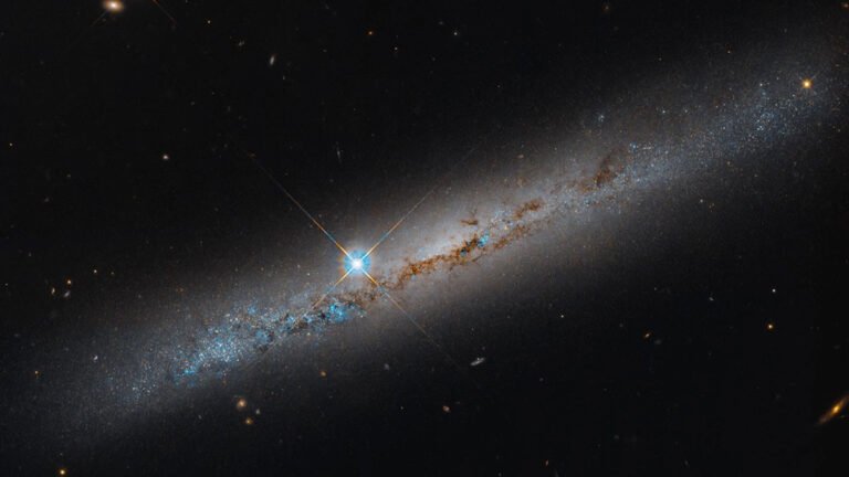 O telescópio Hubble da NASA conseguiu espionar borda de galáxia espiral a 37 milhões de anos-luz