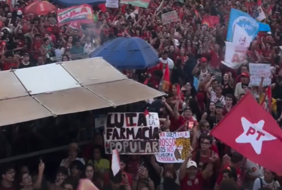 Apoiadores de Lula fazem ato em Brasília