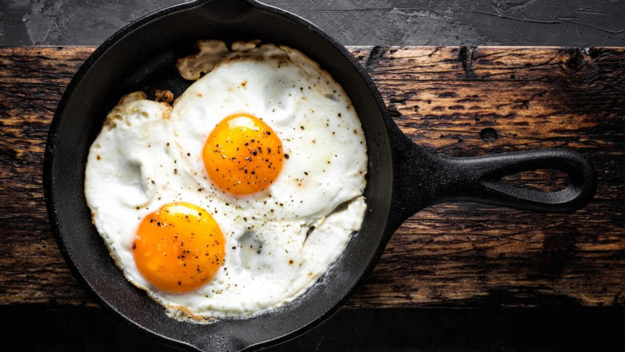 Os principais chefs concordam Para deixar ovos fritos mais suculentos e saudáveis, substitua o óleo ou a manteiga por algumas gotas de água