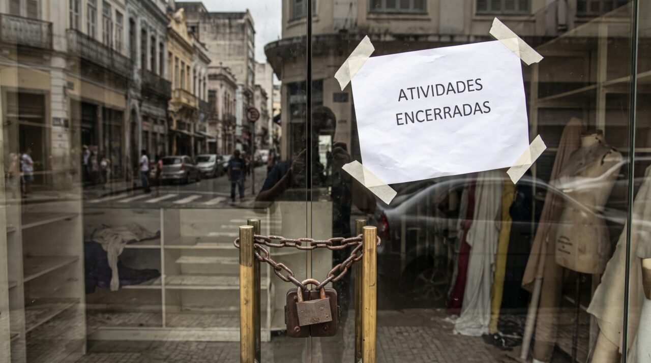 Depois de 82 anos vendendo tecidos e artigos de artesanato, gigante fecha 800 lojas e 19 mil funcionários veem uma das maiores redes do setor chegar ao fim