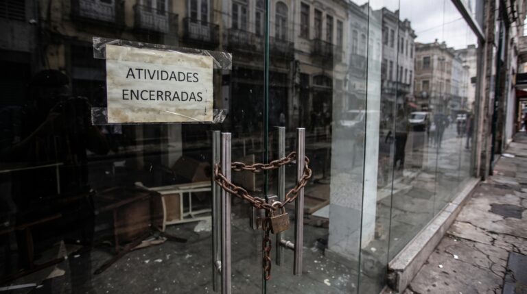 Depois de 65 anos no varejo, gigante fecha suas 130 lojas restantes e 12 mil trabalhadores ficam sem emprego após várias tentativas fracassarem em encontrar comprador