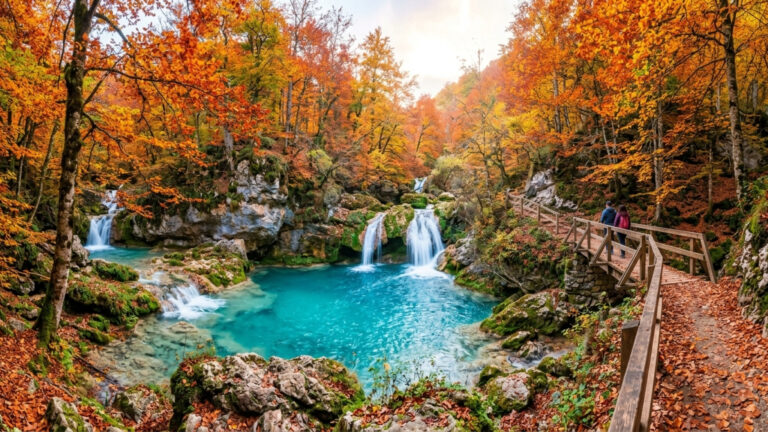 Parece Islândia ou Noruega, mas é a cachoeira cristalina considerada a mais bonita da Espanha você chega por uma trilha de caminhada fácil nessa reserva natural e é perfeita para o outono
