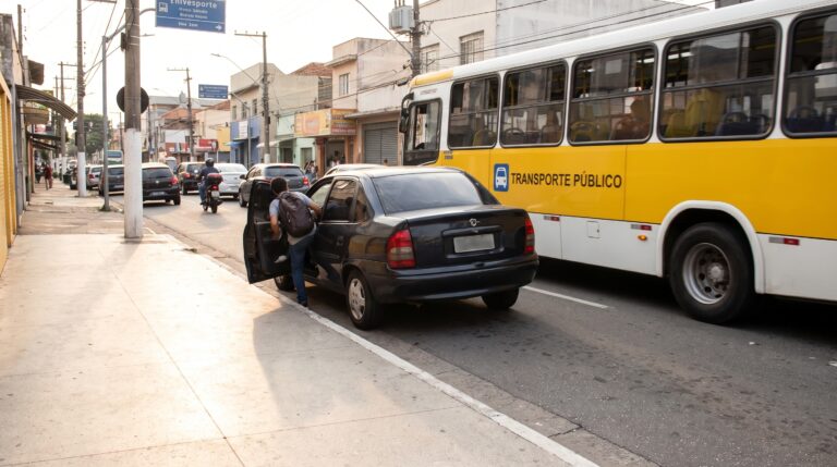 Motorista para longe da calçada e deixa o passageiro descer pelo lado da rua, mas o CTB reserva uma exceção que vale só para quem está ao volante