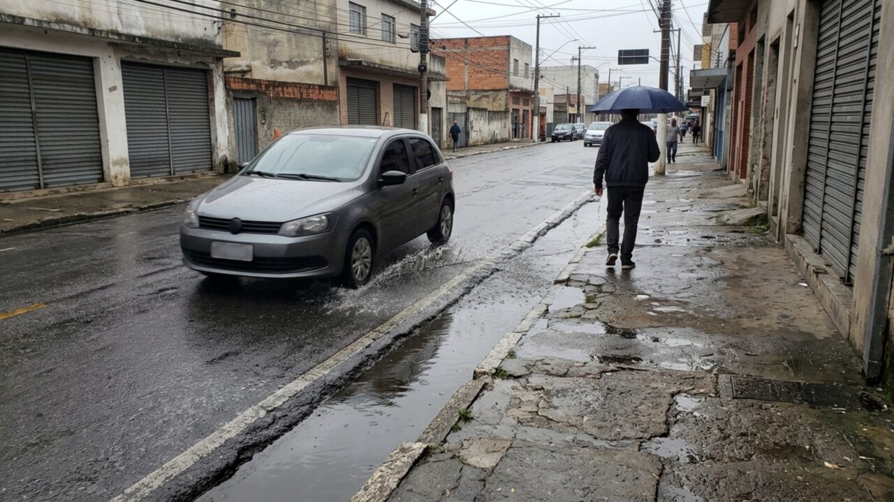 Motorista acelera sobre uma poça e encharca quem está andando na calçada: o CTB trata usar o veículo para jogar água em pedestres como infração