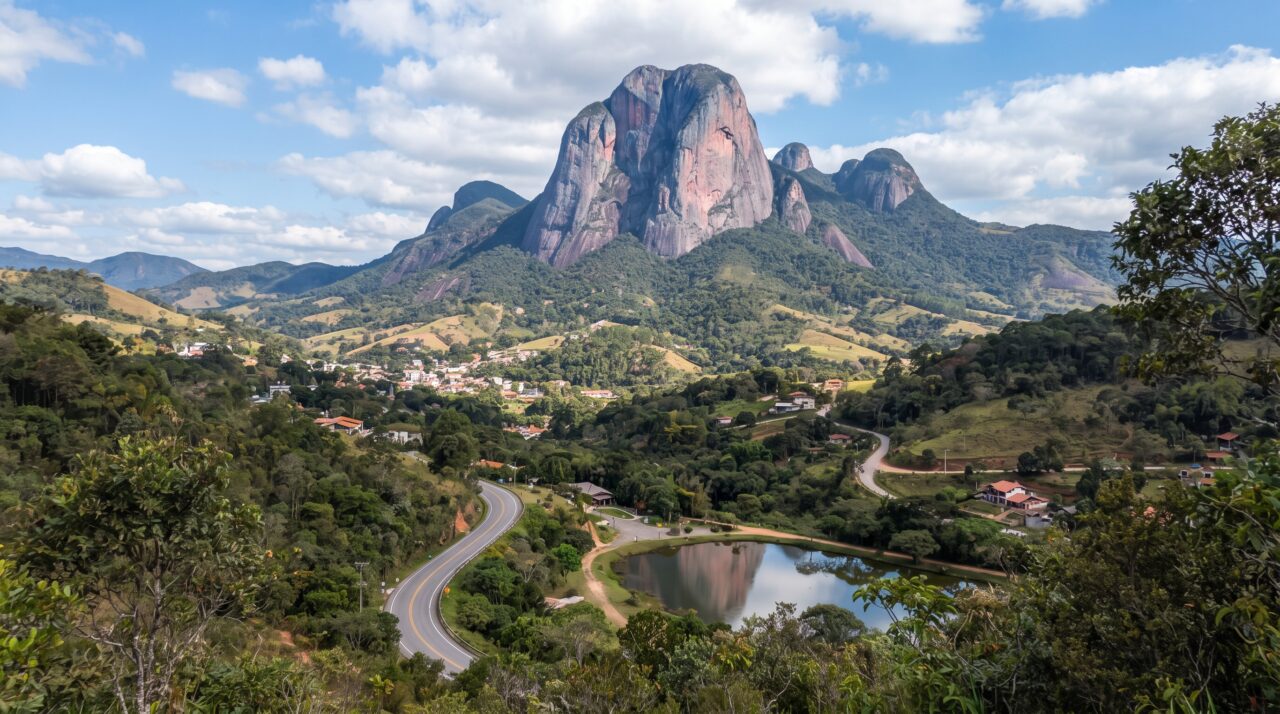 A cidade capixaba que abriga a icônica Pedra Azul, uma formação rochosa gigante que muda de cor dependendo da incidência da luz solar