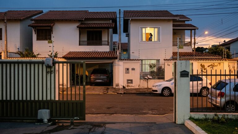 O portão abre, fecha e parece normal durante o dia, mas às 2 da manhã o novo motor transforma cada chegada de carro em uma vibração sentida no quarto ao lado