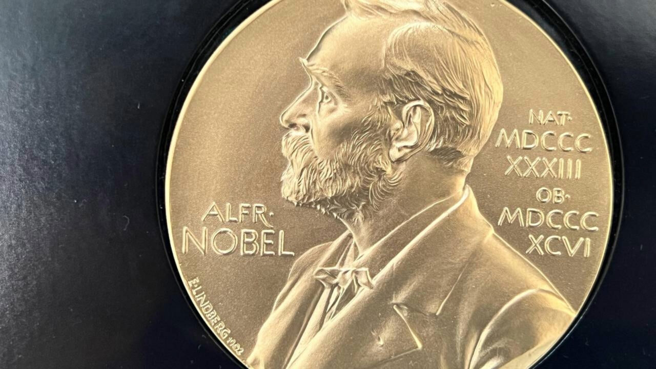 Pesquisador usa gelo do Polo Sul para estudar “partículas fantasmas” vindo do espaço e ganha o Prêmio Nobel de Física 2026