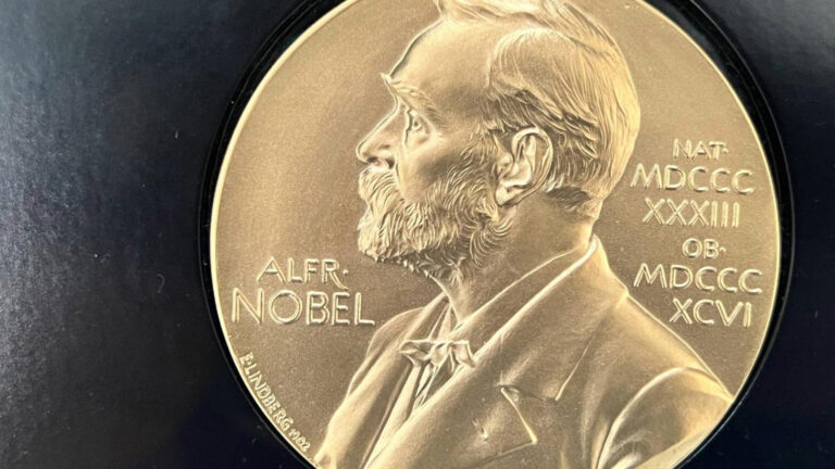 Pesquisador usa gelo do Polo Sul para estudar partículas fantasmas vindo do espaço e ganha o Prêmio Nobel de Física 2026