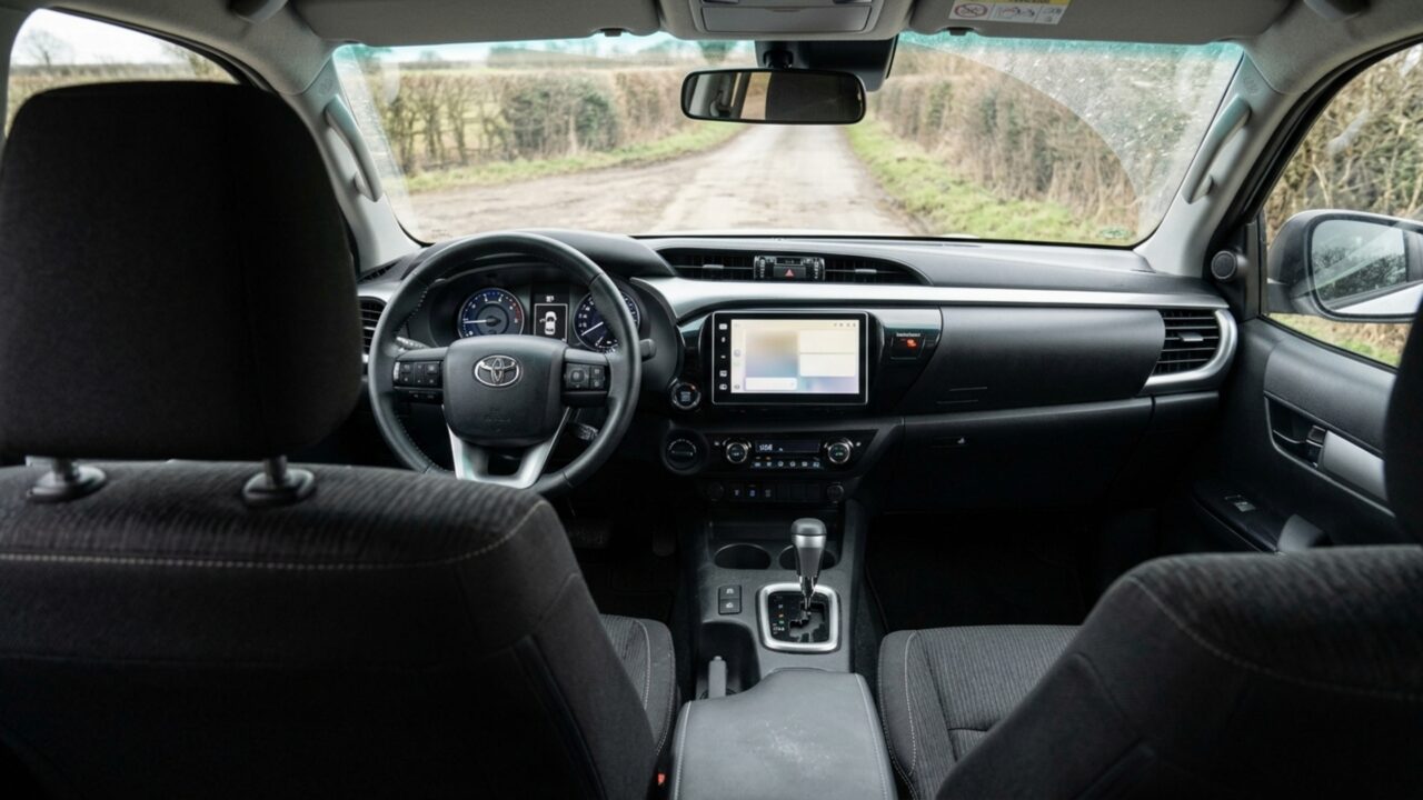 Toyota Hilux deve chegar ao Brasil com motor 2.8 turbodiesel de 204 cv, câmbio automático de 6 marchas, telas de até 12,3 polegadas e eletrificação