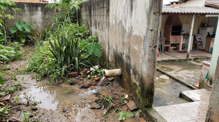 Tubulação de drenagem pode direcionar água para o jardim da propriedade vizinha