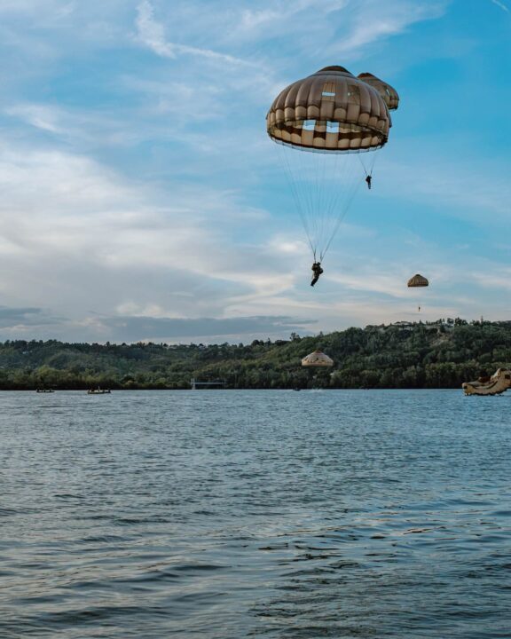 Por que eles pularam de um Airbus A400M em um lago no Tarn-et-Garonne
