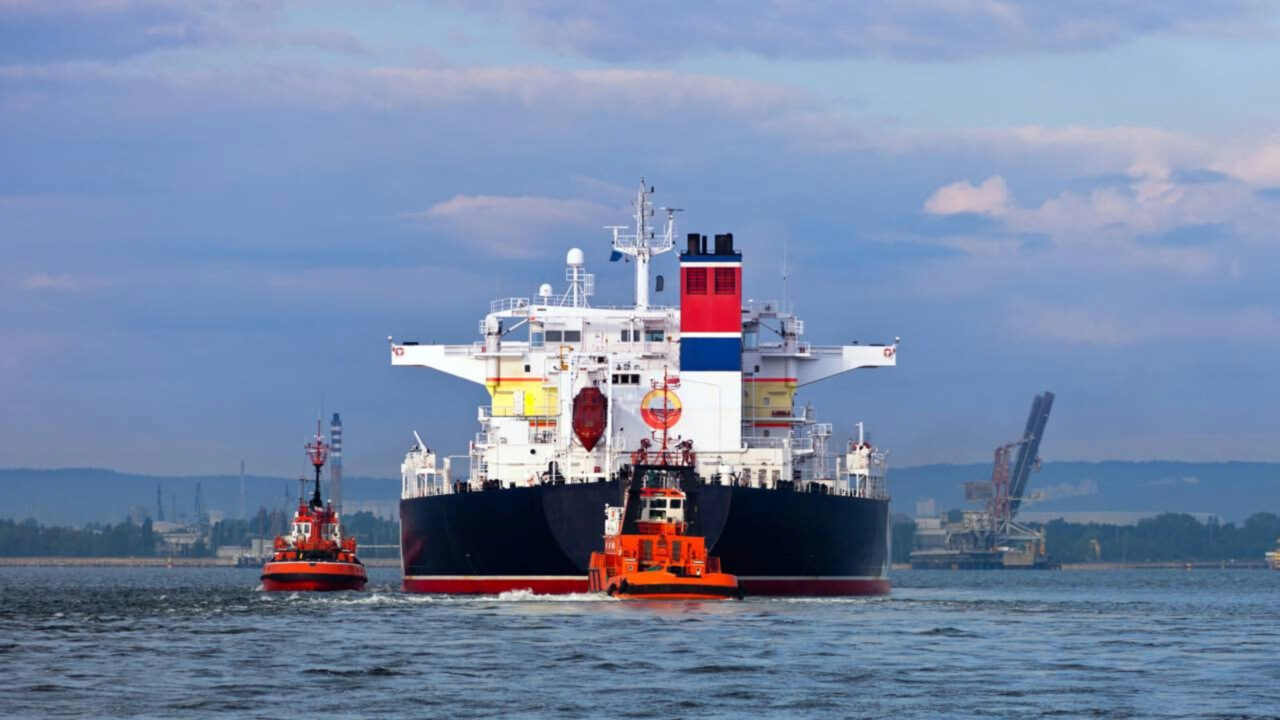 Pouca gente sabe, mas um navio cargueiro desse porte leva quilômetros para parar totalmente na água… esse não bateu por centímetros