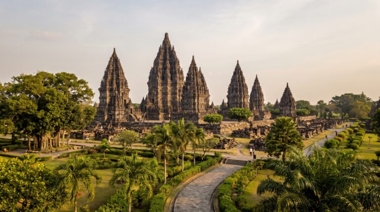 Mais de 500 templos ocupam o mesmo parque em Java e relevos de pedra contam uma versão local do Ramayana ao redor das torres