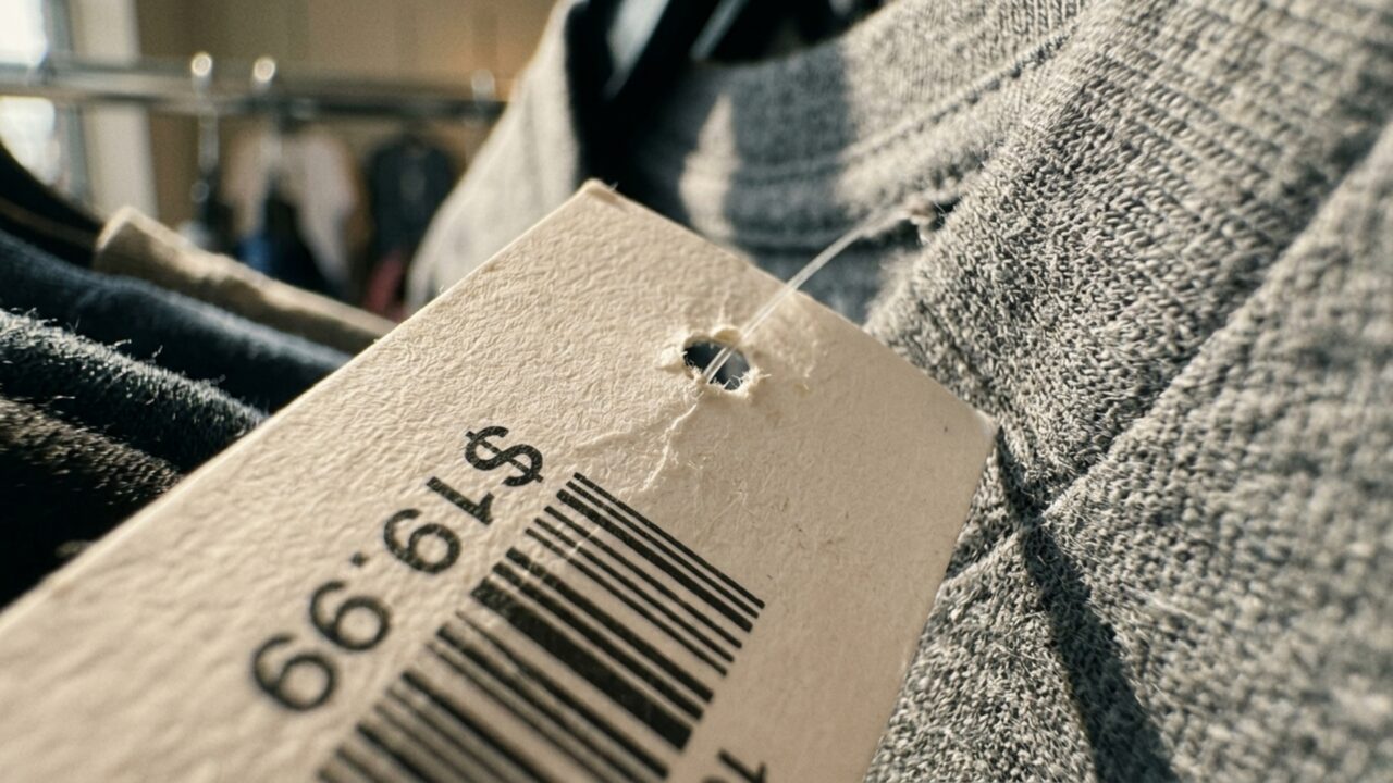 Depois de crescer para 344 lojas de roupas e descontos, rede entra em falência e começa fechando 74 unidades, porque aquisições recentes e dificuldades financeiras deixaram pontos pouco rentáveis dentro de uma estrutura que precisava encolher rapidamente