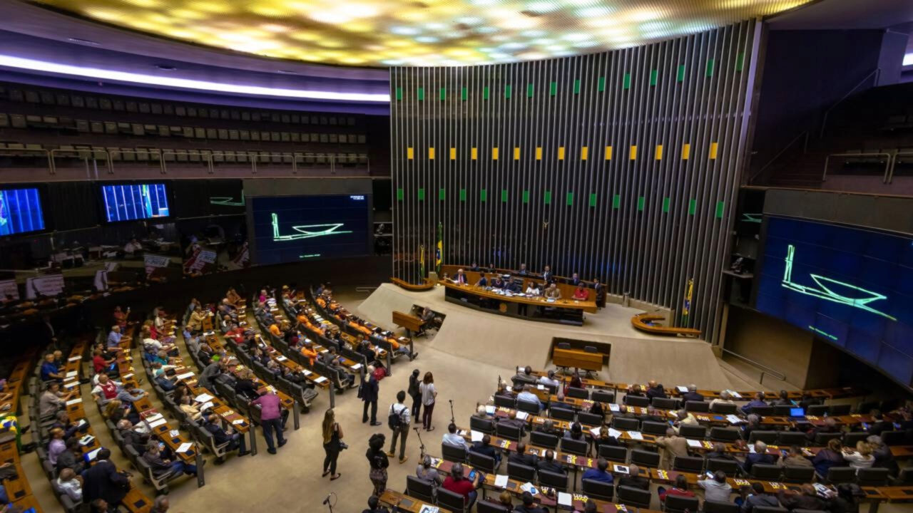 Quanto ganha um deputado federal salário, auxílio-moradia e verba de gabinete; veja como funciona a remuneração dos eleitos que tomam posse em 2027