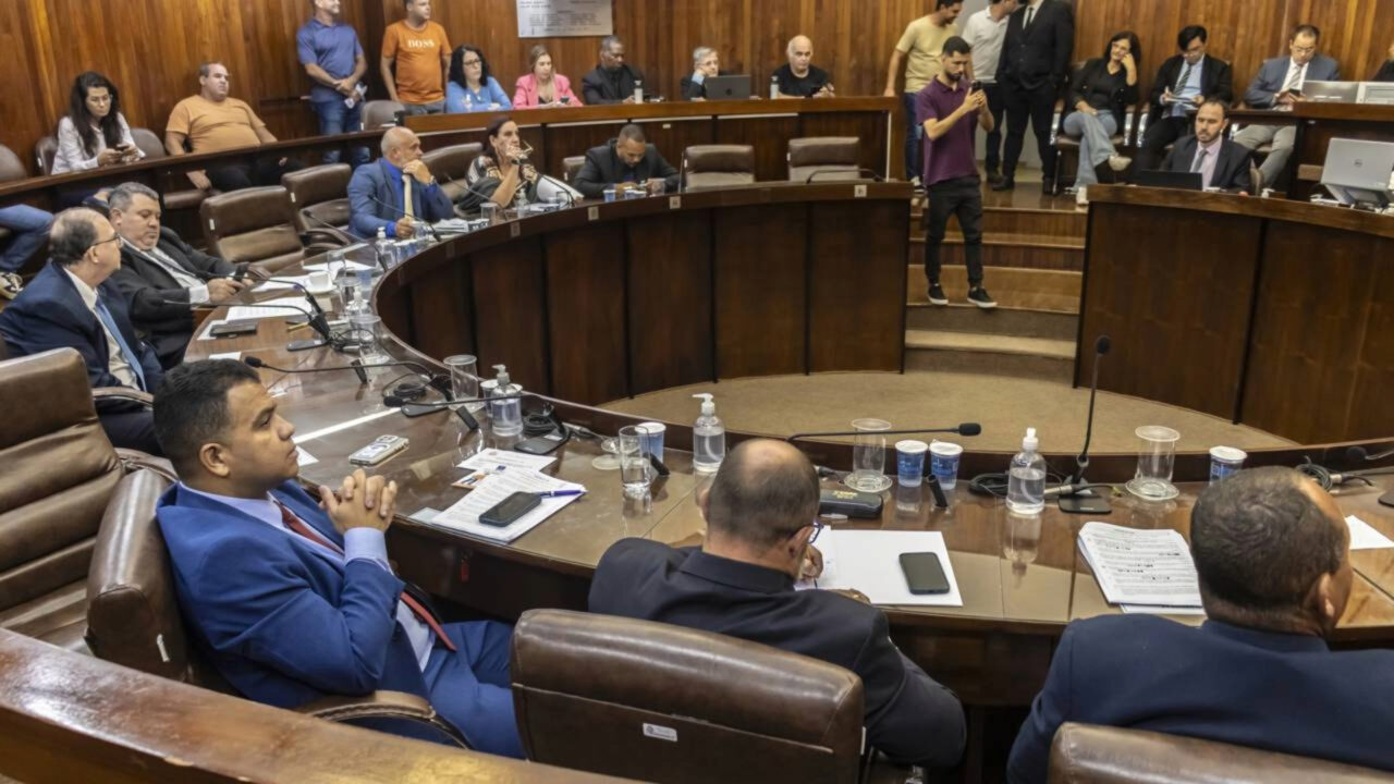 Quanto ganha um vereador o salário depende do tamanho da cidade e varia de 20% a 75% do que recebe um deputado estadual; veja a regra para cada faixa de população