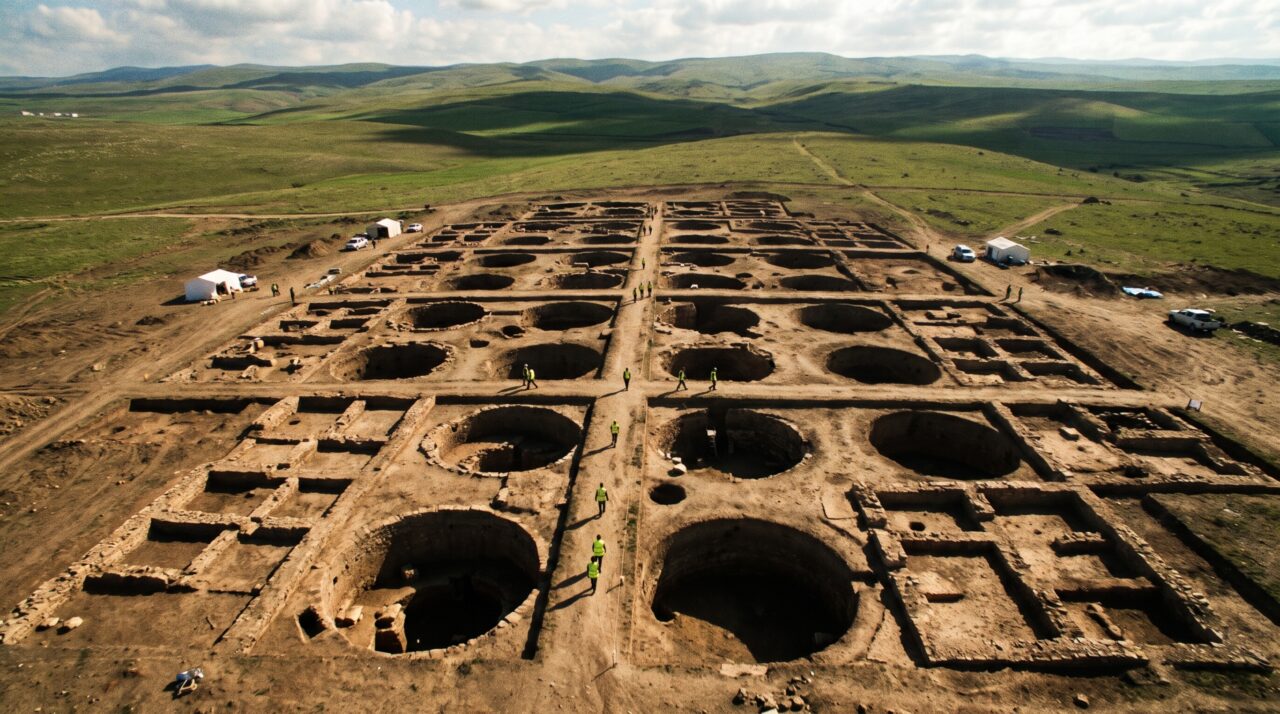 Cinquenta buracos de argila e 21 fornos apareceram juntos e revelaram uma fábrica romana organizada como uma linha de produção