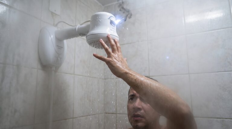 Banhista gira o registro do chuveiro de quente para frio com a água correndo e não percebe o motivo pelo qual esse gesto simples deveria ser evitado