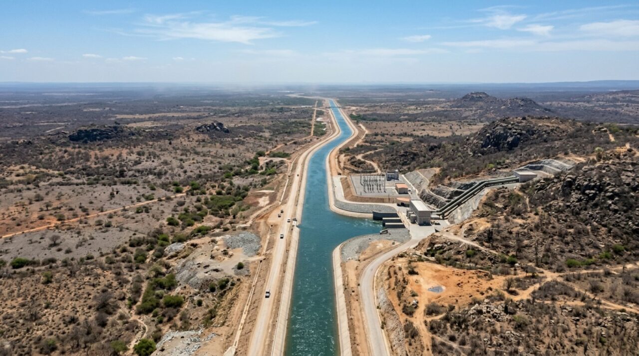 Uma obra hídrica de 477 km precisou de 13 aquedutos, 9 estações de bombeamento, 27 reservatórios e quatro túneis para levar água pelo Nordeste