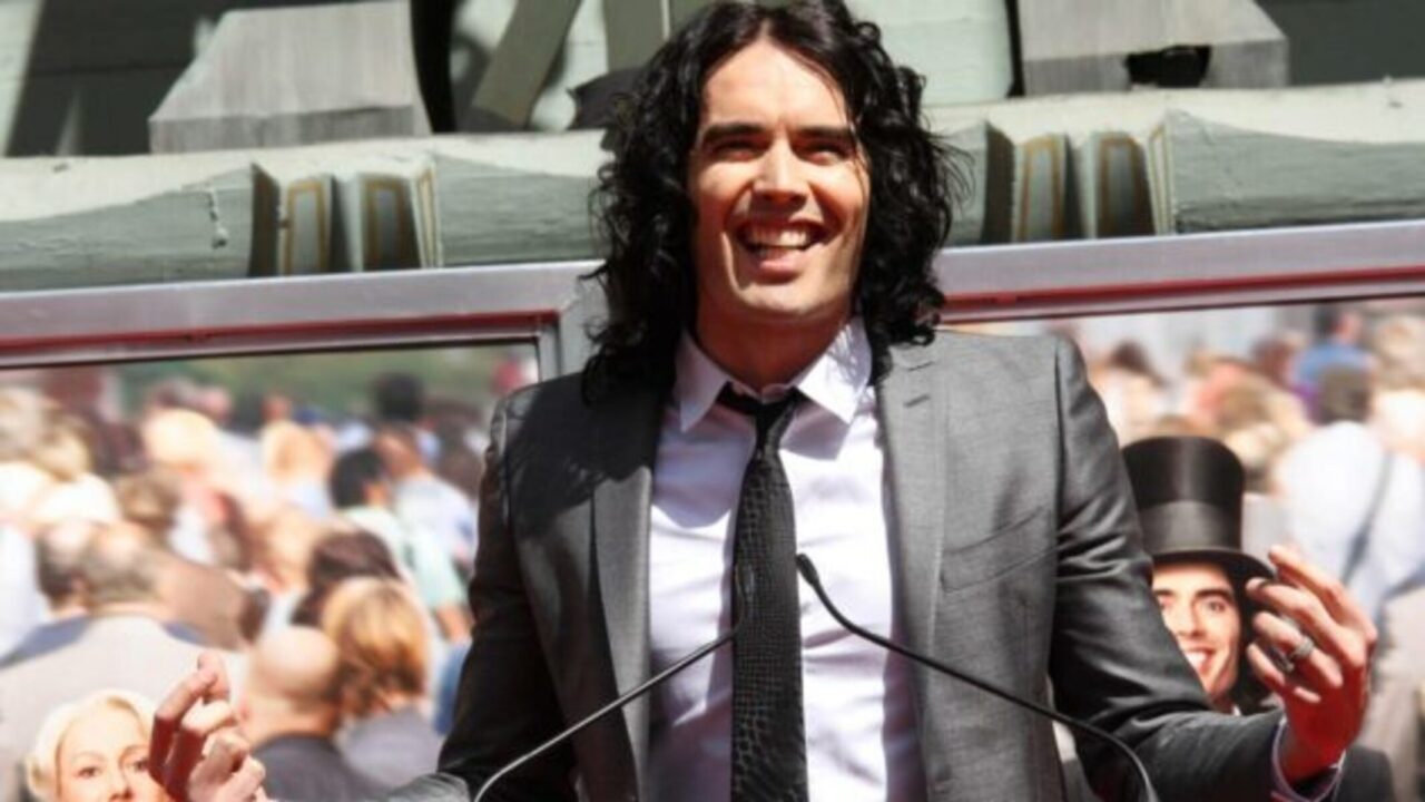 Russell Brand é julgado por estupro e agressão