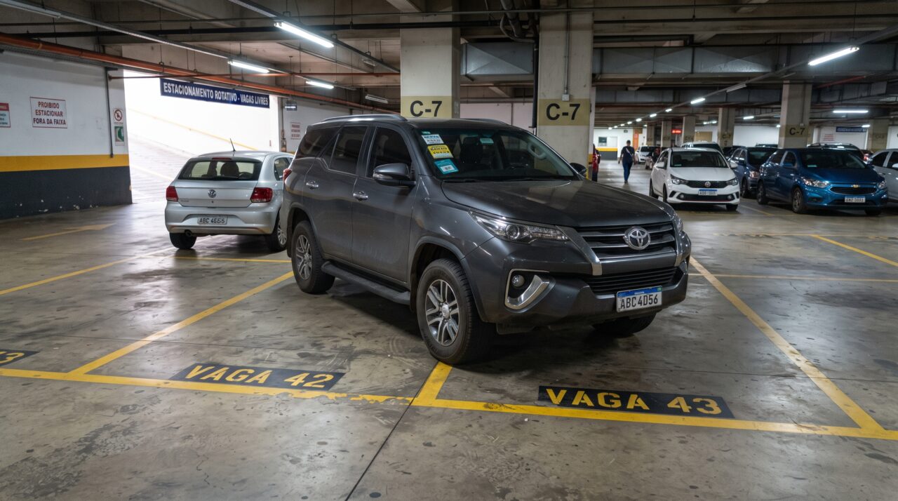 Morador compra um SUV de grande porte, o carro ultrapassa a faixa amarela da garagem e o síndico o proíbe de estacionar no próprio prédio