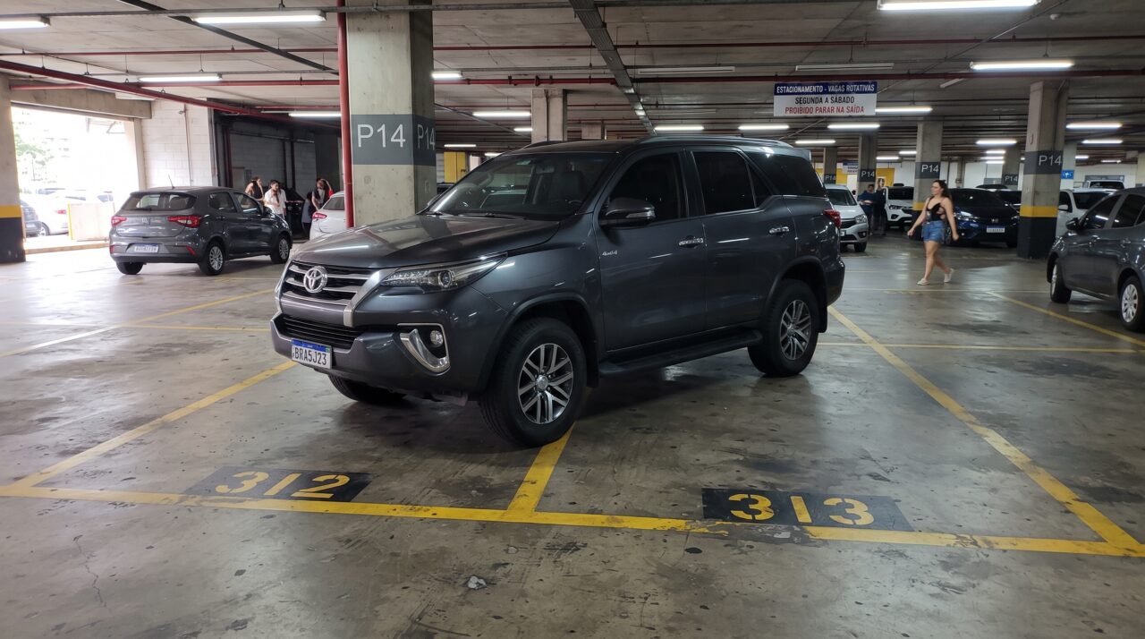 Impasse em condomínios devido ao tamanho de veículos em vagas de garagem e seus desdobramentos legais.