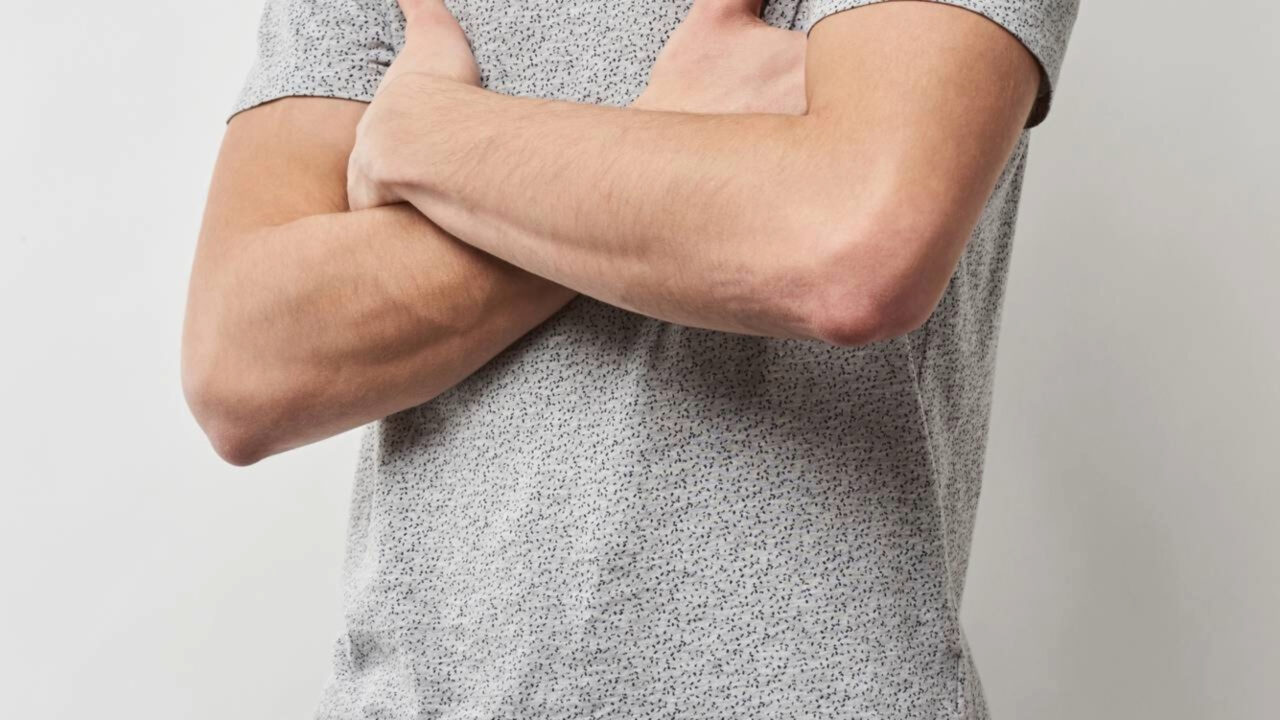 Segundo especialistas em psicologia quem cruza os braços ao falar com eles não fica com raiva, mas busca proteção e concentração