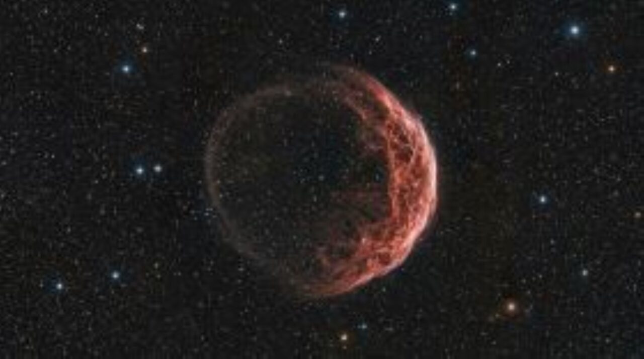 Uma nebulosa em forma de camarão parece girar no céu e sua velocidade pelo espaço ajuda a explicar o arco brilhante que a envolve