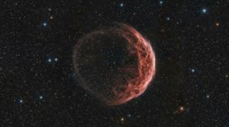 A nebulosa Sh2-188 apresenta um arco brilhante e uma cauda tênue associados à interação de seus gases com o meio interestelar