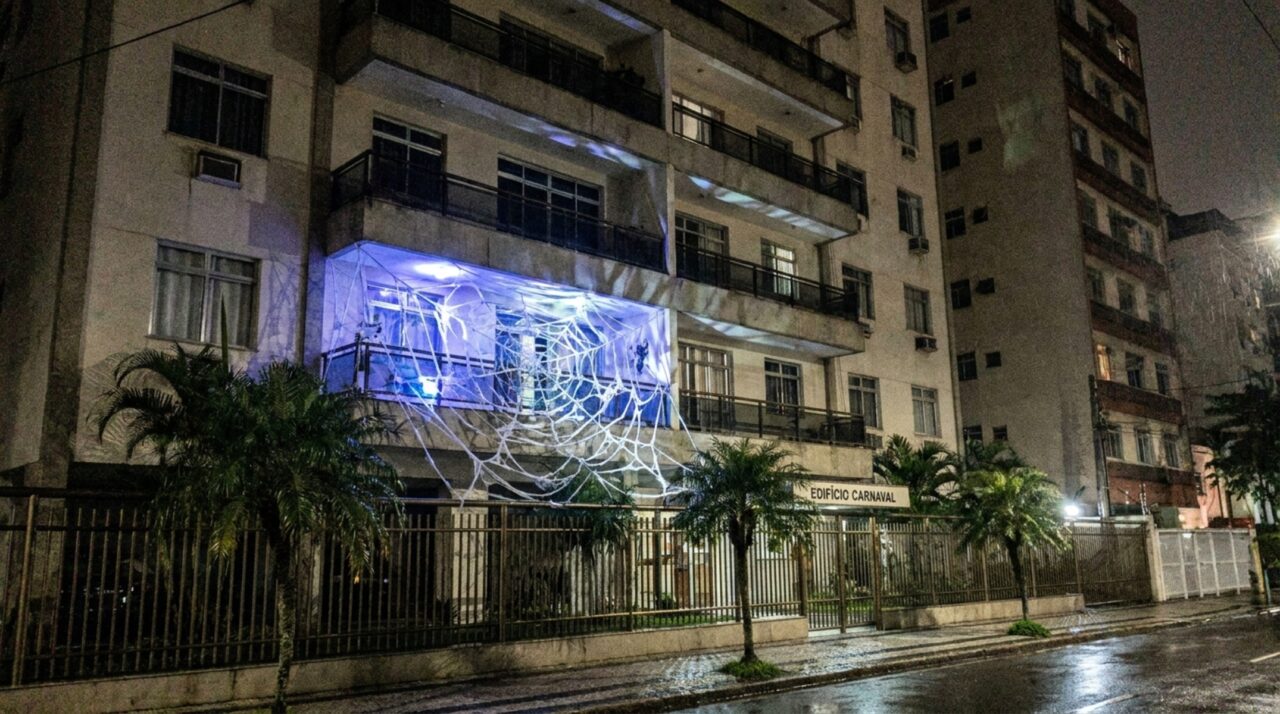 Morador enfeita a fachada com teia e luz estroboscópica e condomínio aplica multa por alteração da fachada