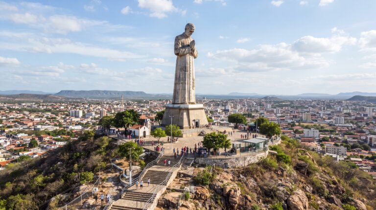 A história, o turismo religioso e a devoção popular em Juazeiro do Norte, no Cariri cearense.