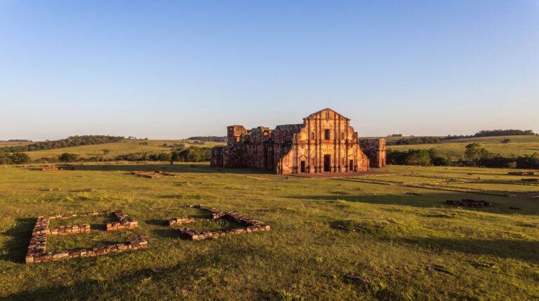 A história e os passeios nas ruínas jesuíticas de São Miguel das Missões.