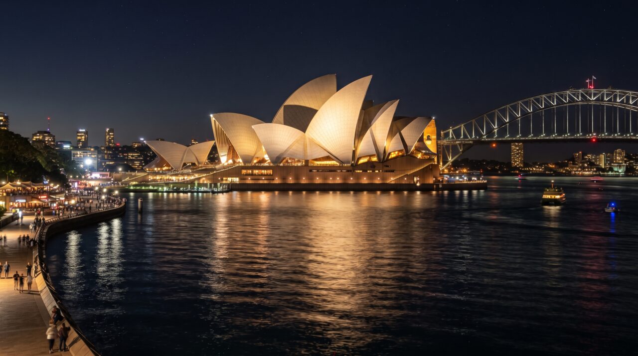Coberta por mais de 1 milhão de azulejos autolimpantes em suas icônicas conchas de preceito, a obra-prima australiana precisou de 14 anos e dos primeiros computadores da história para calcular sua complexa geometria