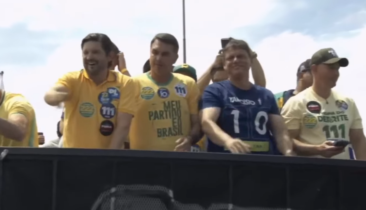 Flávio encerra campanha ao lado de Tarcísio