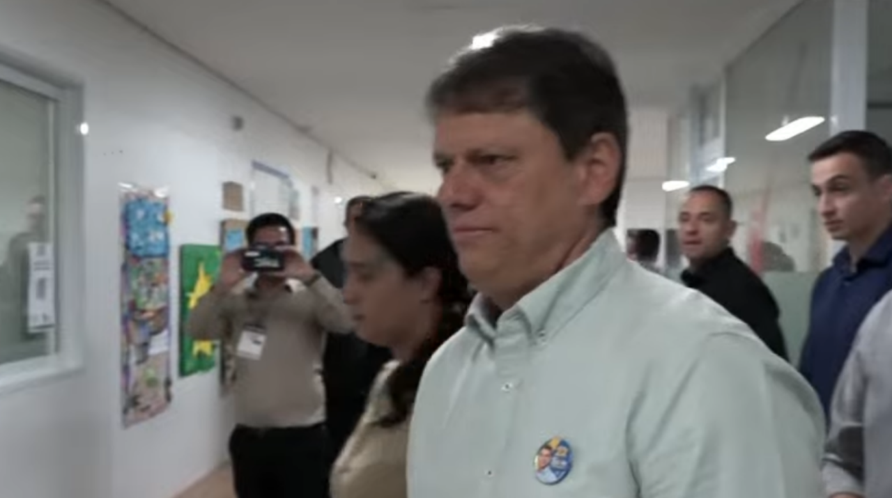 Tarcísio vota em SP após organizar atos em apoio a Flávio