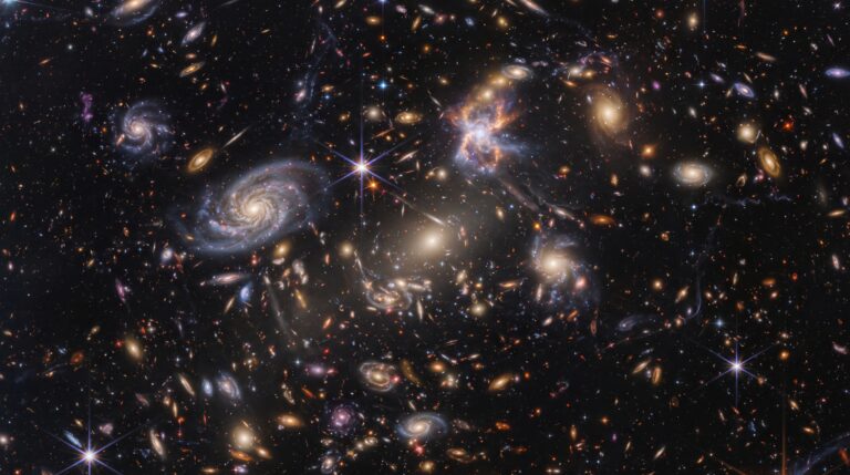 A detecção de um flash luminoso misterioso e solitário pelo telescópio James Webb em uma região vazia do espaço.