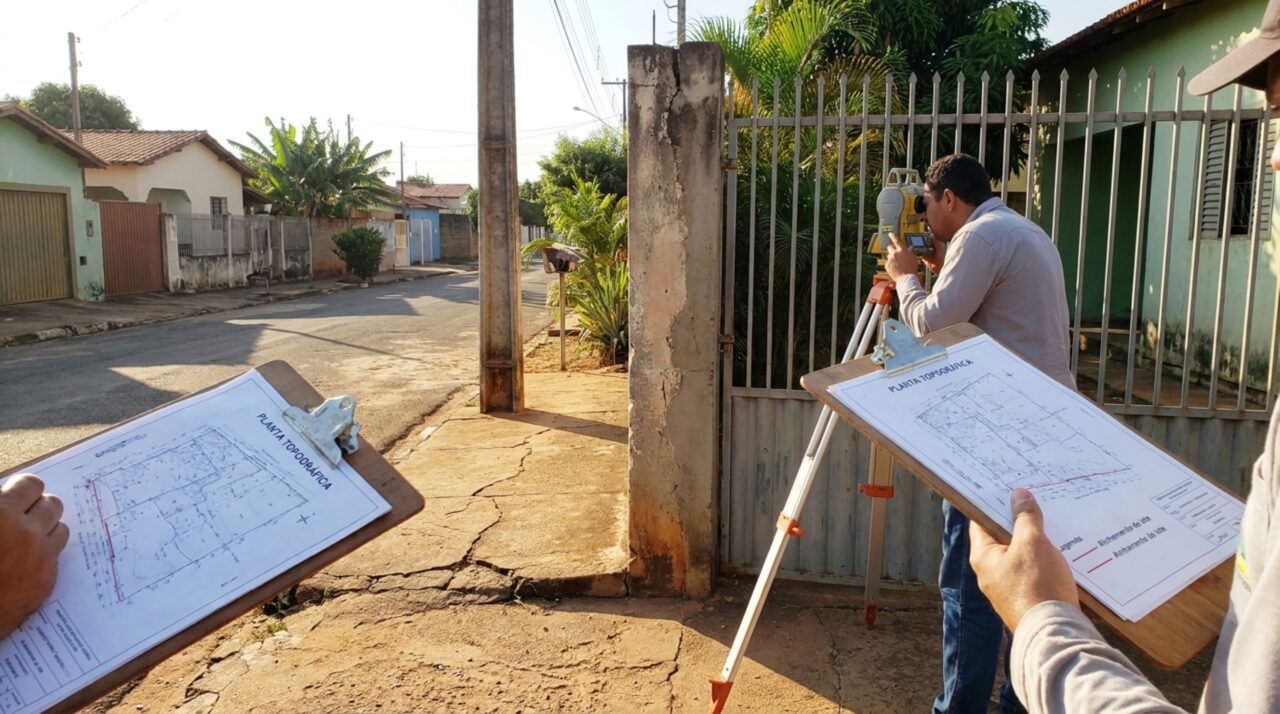 Família compra lote com muro pronto, constrói a casa dentro do fechamento e descobre, ao instalar o portão, que os pilares da entrada foram erguidos além do alinhamento permitido