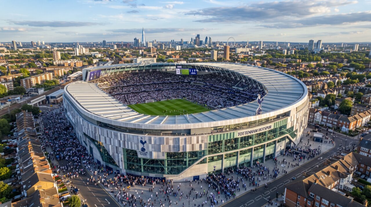 Capaz de fatiar e guardar seu gramado natural em túneis subterrâneos em apenas 25 minutos, a moderna arena britânica revela um campo sintético oculto pronto para jogos de futebol americano